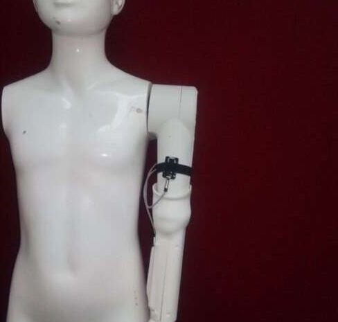 英工程師研發(fā)首個3D打印、傳感器操控假肢 專為兩歲以下幼兒設(shè)計